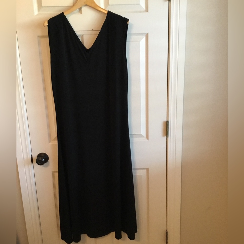 Sleeveless V neck black sheath